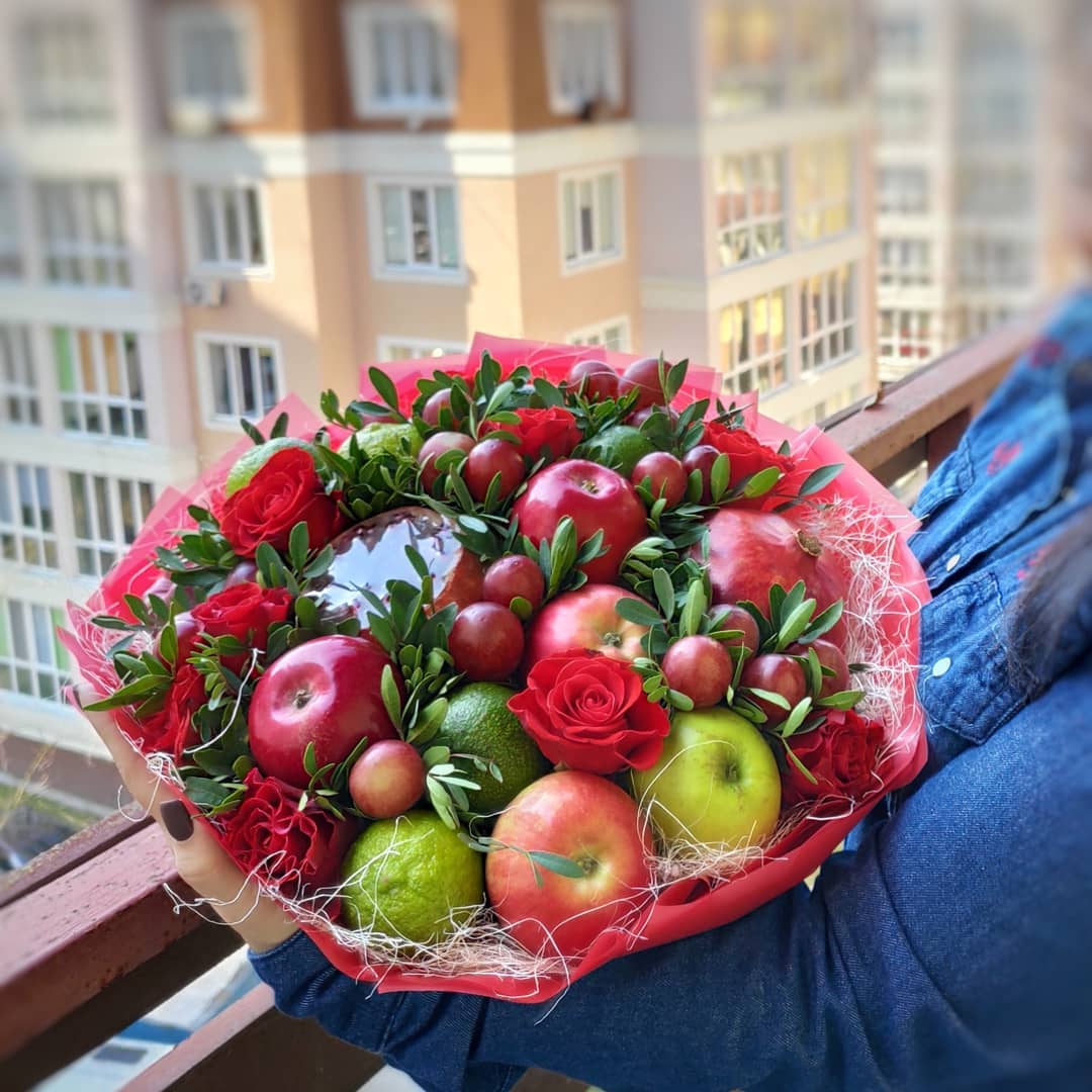 Sedobnyj-buket-9.-Buket-iz-fruktov.-YAbloko-grantat-mandarin-vingrad.jpg